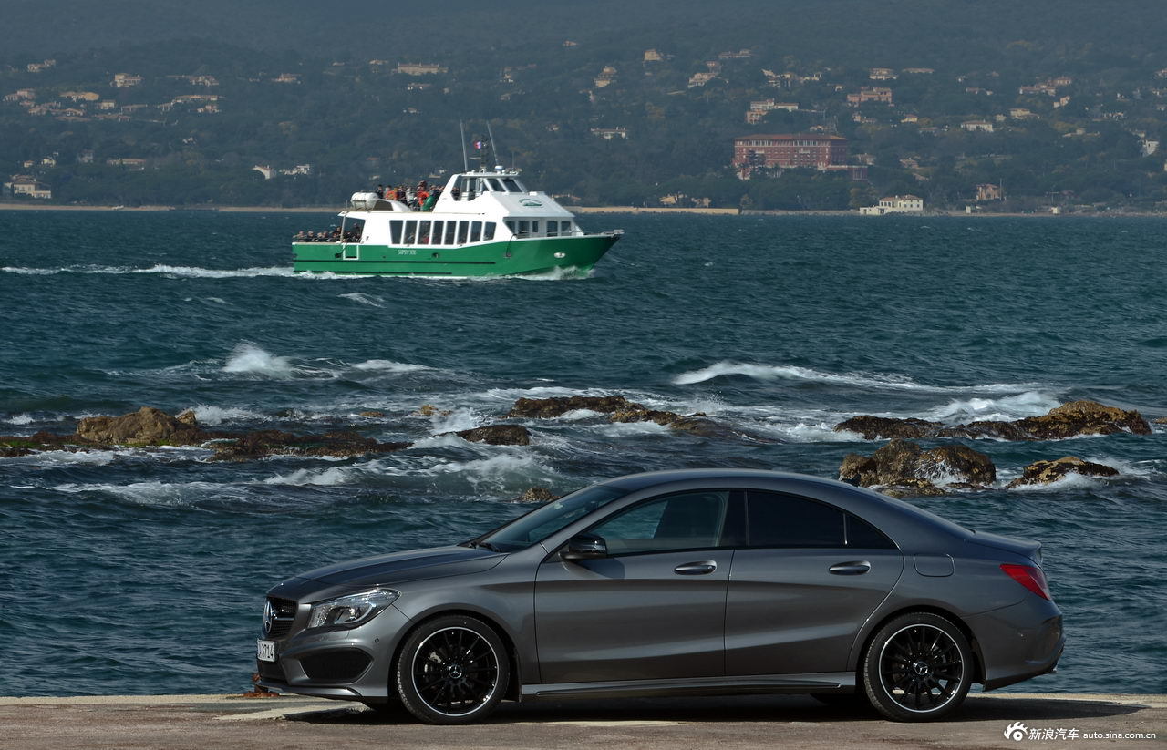 奔驰cla200官方图
