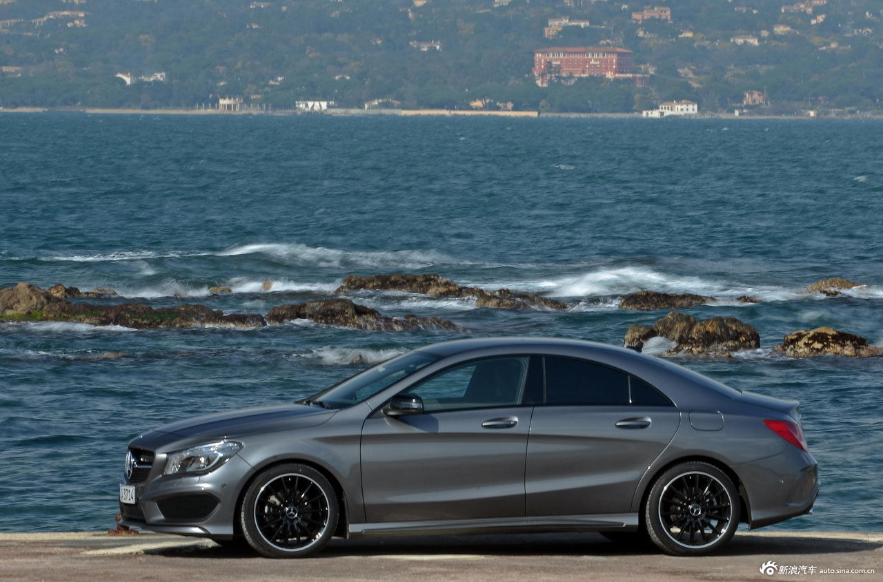 奔驰cla200官方图