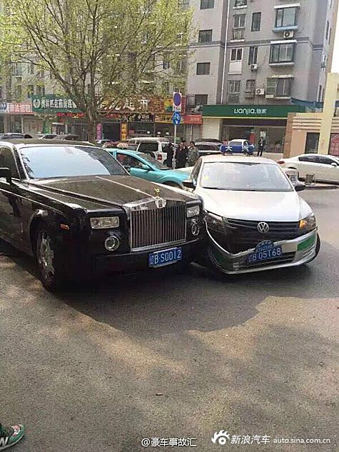 大连出租车撞劳斯莱斯 维修费惊人