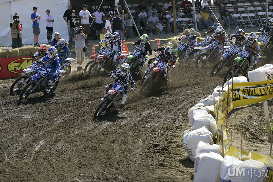 征服沟壑泥泞摩托车越野比赛