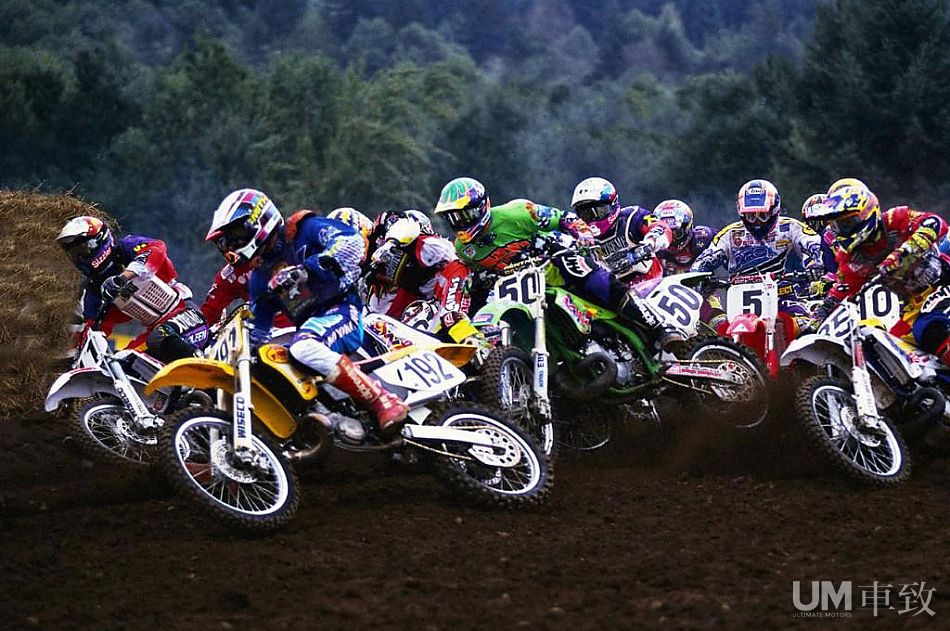 征服沟壑泥泞摩托车越野比赛