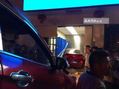 女司机将车撞进银行 致4人受伤