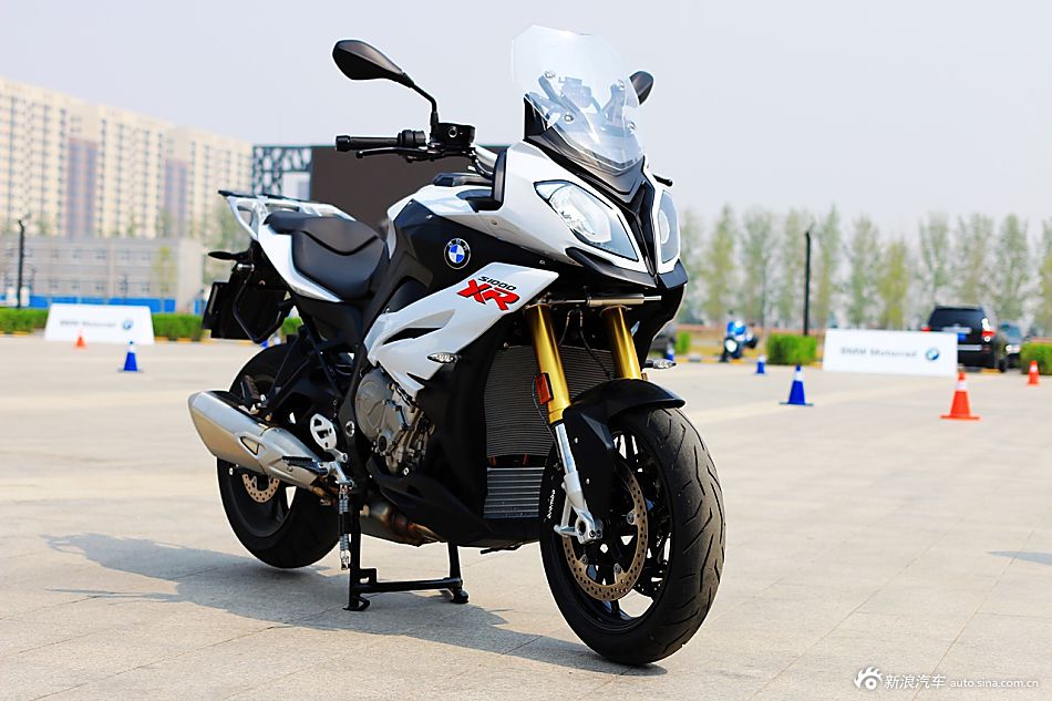 宝马S1000XR XR:探险摩托车和赛车的跨界融