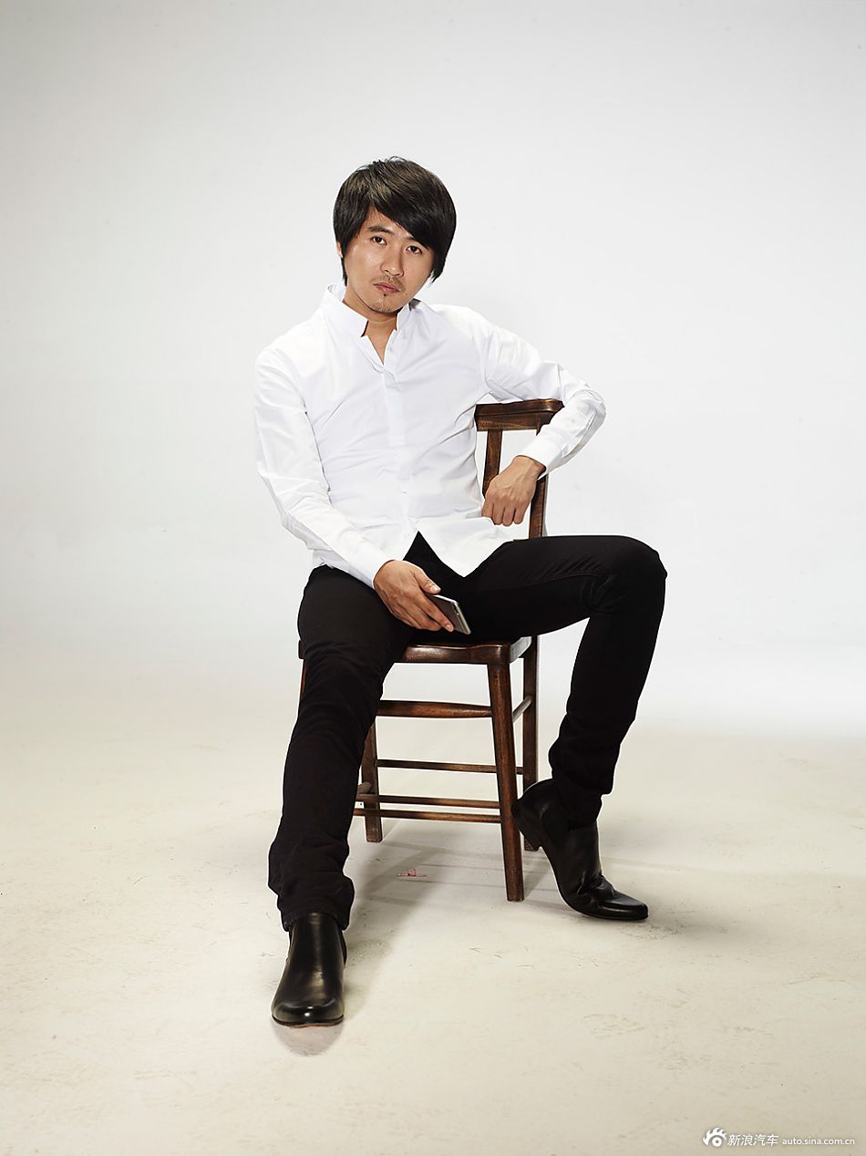 韩寒代言新浪移动捍卫“新闻尊严”