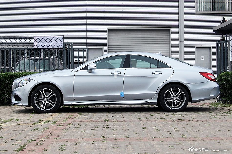 新浪汽车实拍2015款奔驰CLS 260