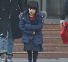 李湘女儿嘟嘴似不快 被司机“扛大包”