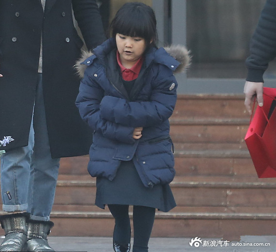 李湘女儿嘟嘴似不快 被司机“扛大包”