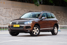 新浪汽车实拍大众途锐3.0TSI V6舒适版