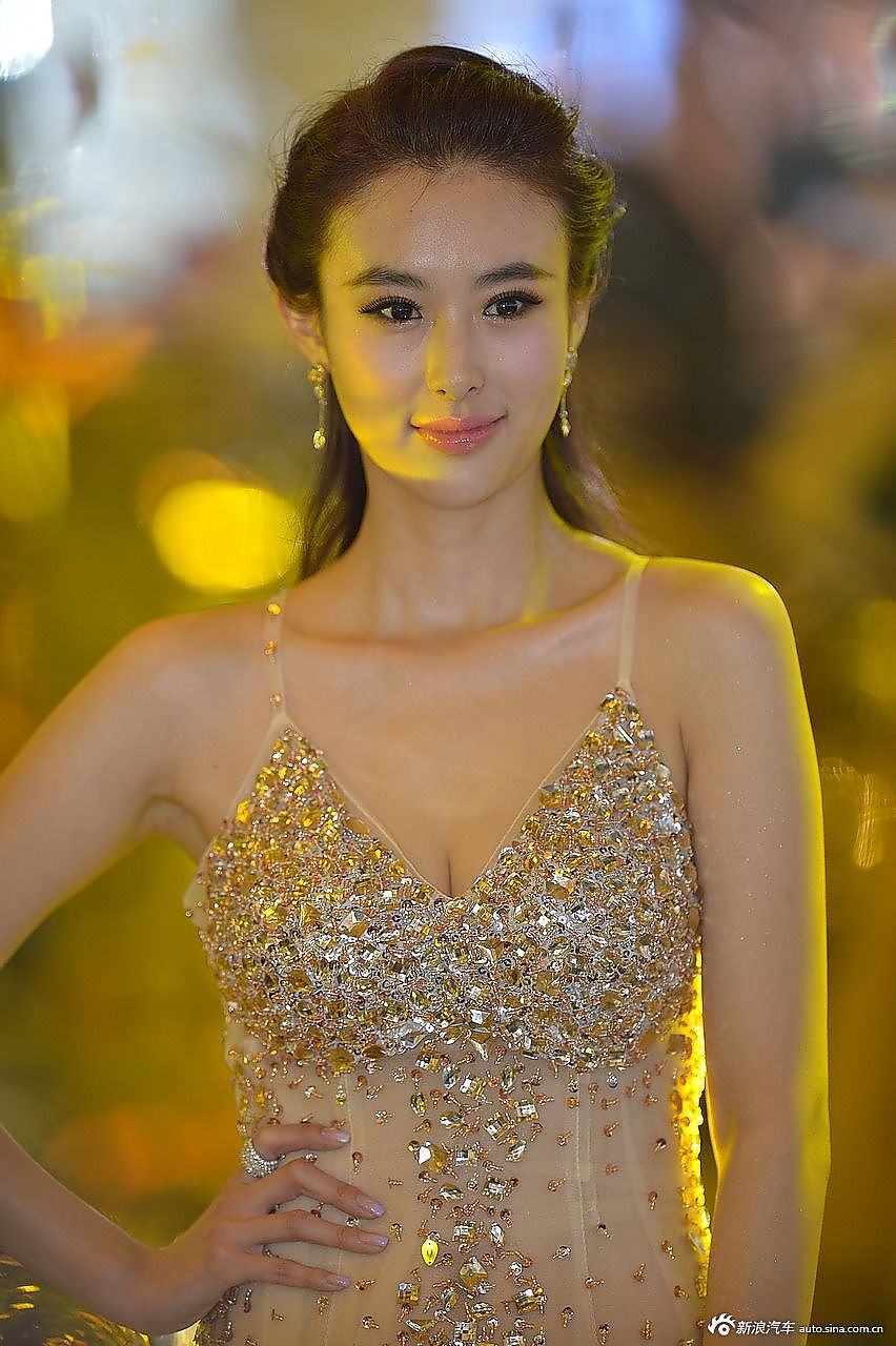 高颜值大长腿！美女比车有看点.38