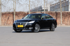 新浪汽车实拍2015款全新皇冠