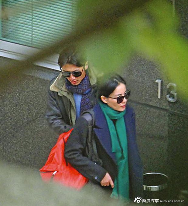 谢霆锋坐张柏芝所送爱情车开工