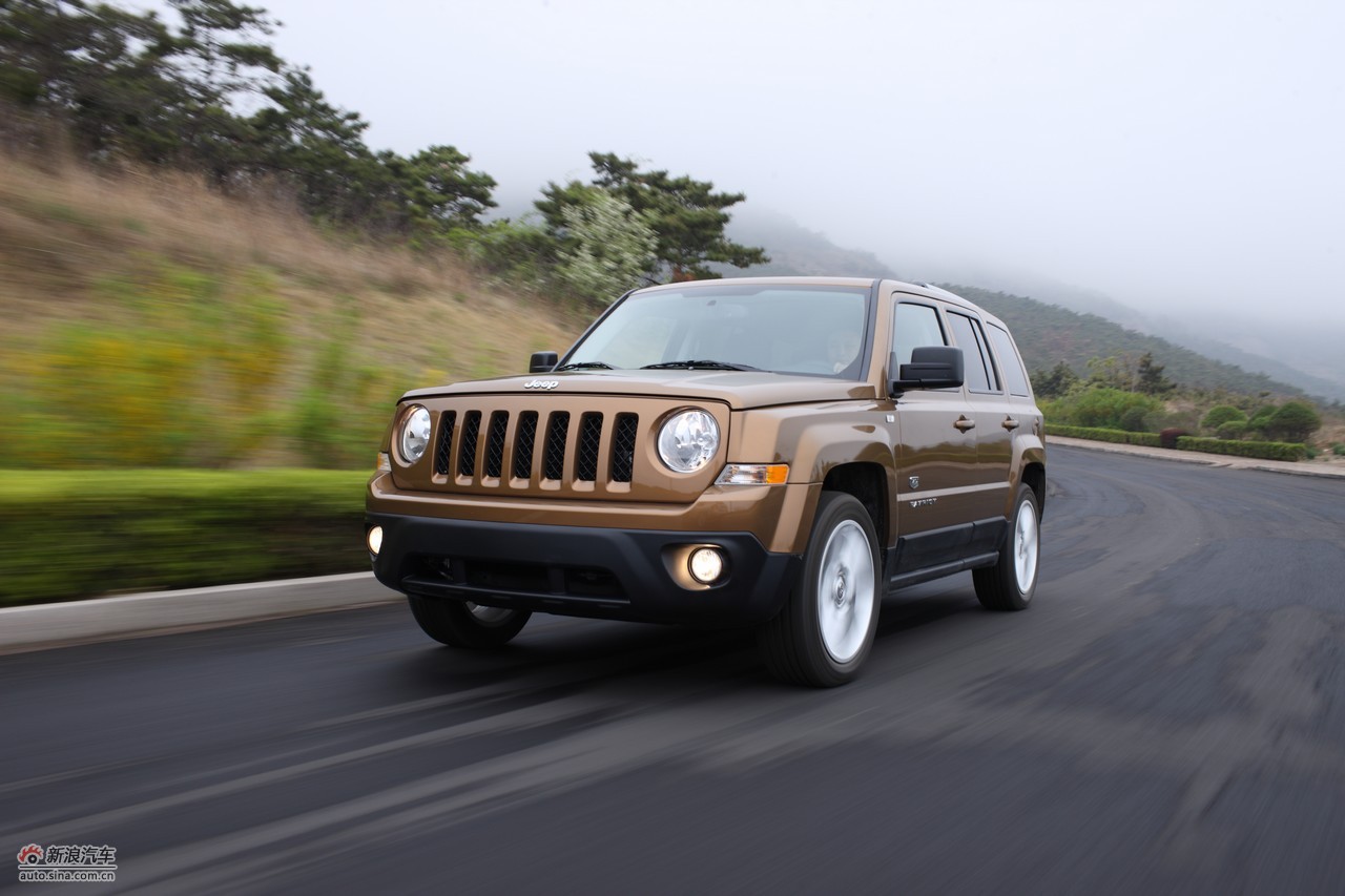 2011款jeep patriot自由客70周年纪念版公路动态实拍
