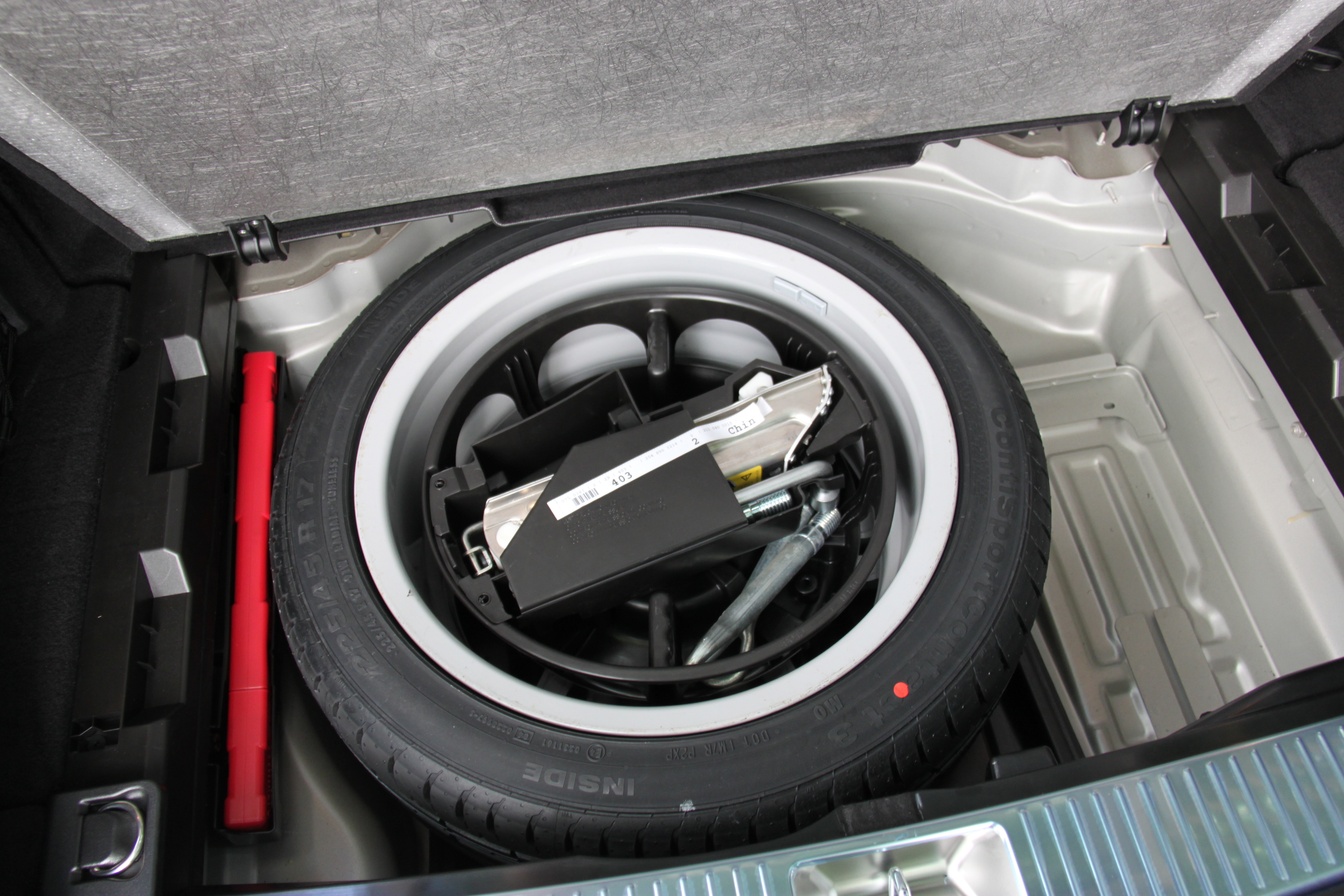 奔驰C级旅行版备胎