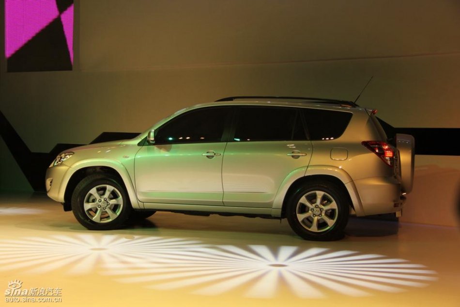 国产丰田RAV4亮相_RAV4活动图片146695_汽