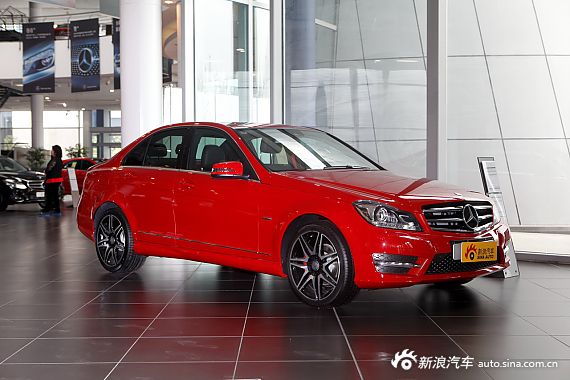 奔驰C级最高优惠8万元 赠1年商业险