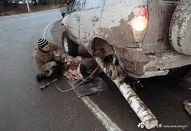 战斗民族开车车轮坏掉怎么办?变雪橇继续开