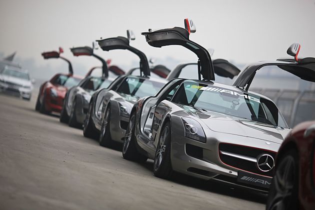 这个圣诞有惊喜 圣诞老人派发奔驰AMG