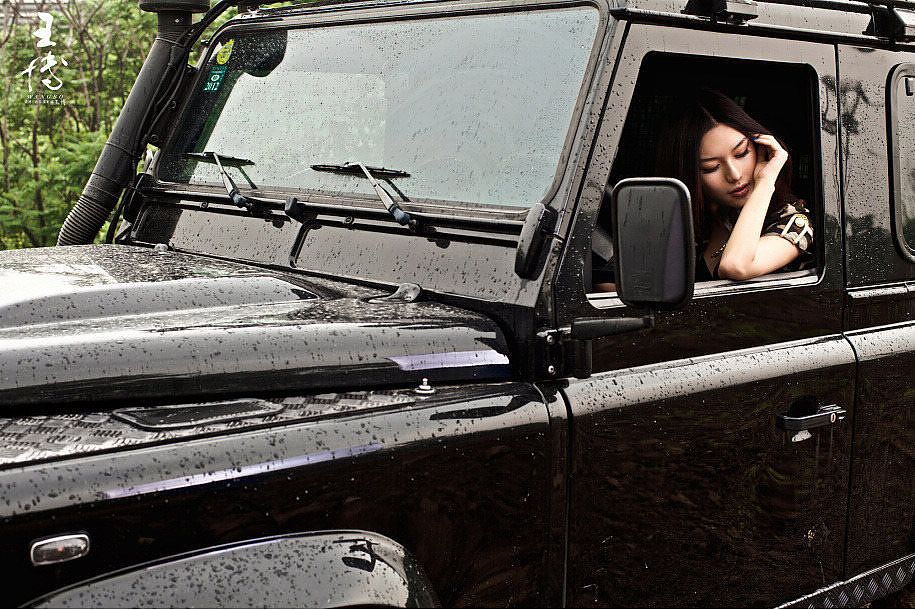 车模赤裸香肩与路虎野外相遇