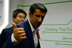 世界足球先生菲戈莅临新浪汽车展台