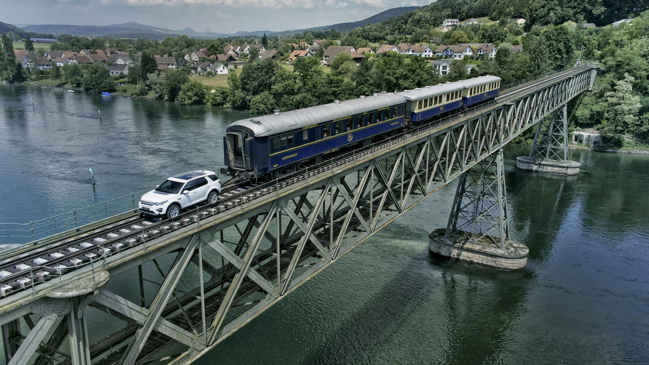 路虎发现运动版拖着100多吨火车游莱茵河