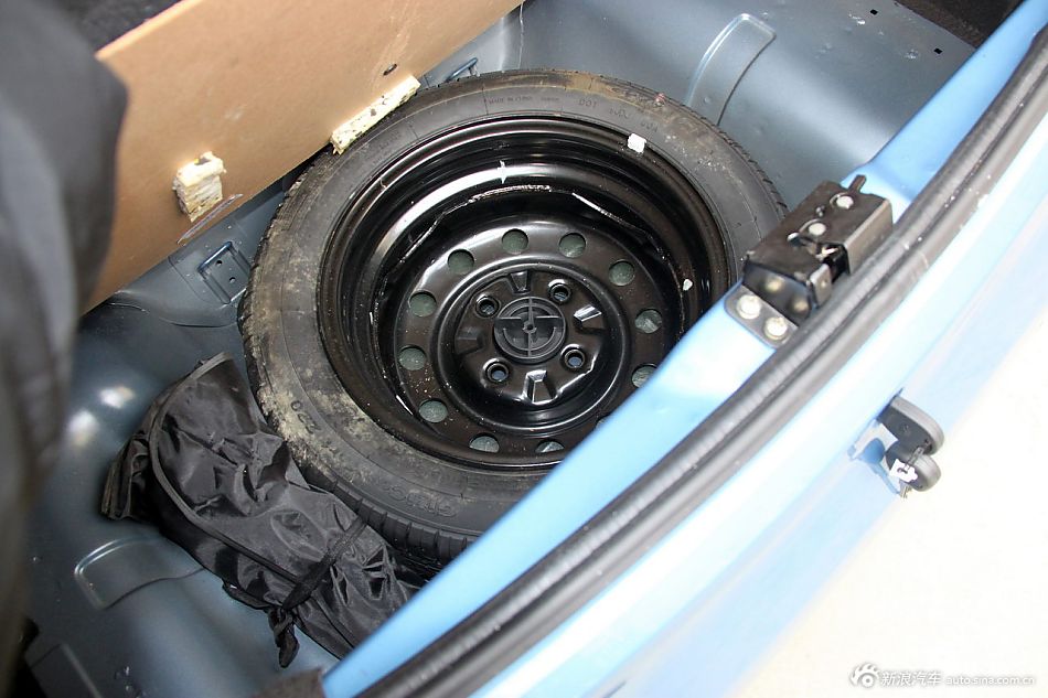 QQ和奇瑞A1外观图片对比哪个好_QQ和奇瑞A