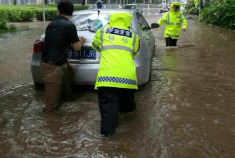 深圳豪车司机死活不肯弃车 交警雨中守护