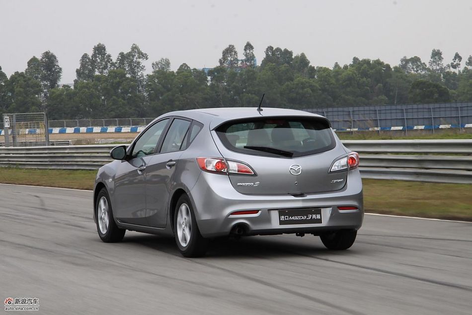 全新进口Mazda3两厢动态实拍_马自达3两厢试