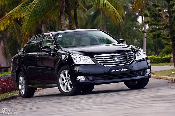 北京新皇冠V6 2.5L真皮版展车到店