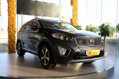 新浪汽车实拍起亚全新索兰托L