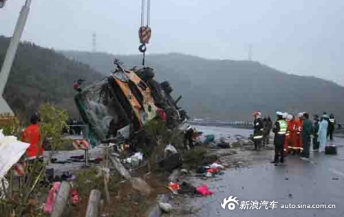 广昆高速大客车撞护栏后翻倒致6死19伤