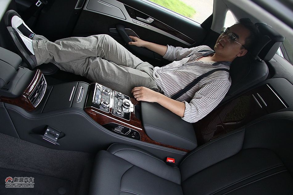 新浪汽车体验试驾奥迪A8L W12-座椅空间_奥迪