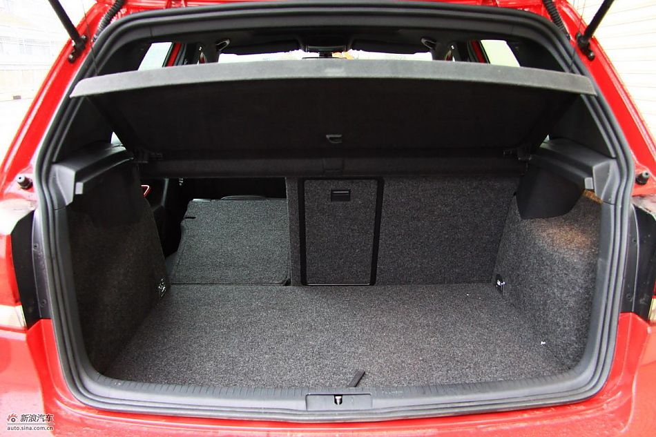 一汽大众高尔夫GTI后备箱实拍图_高尔夫空间