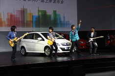 五月天献唱北京汽车E系列上市发布会