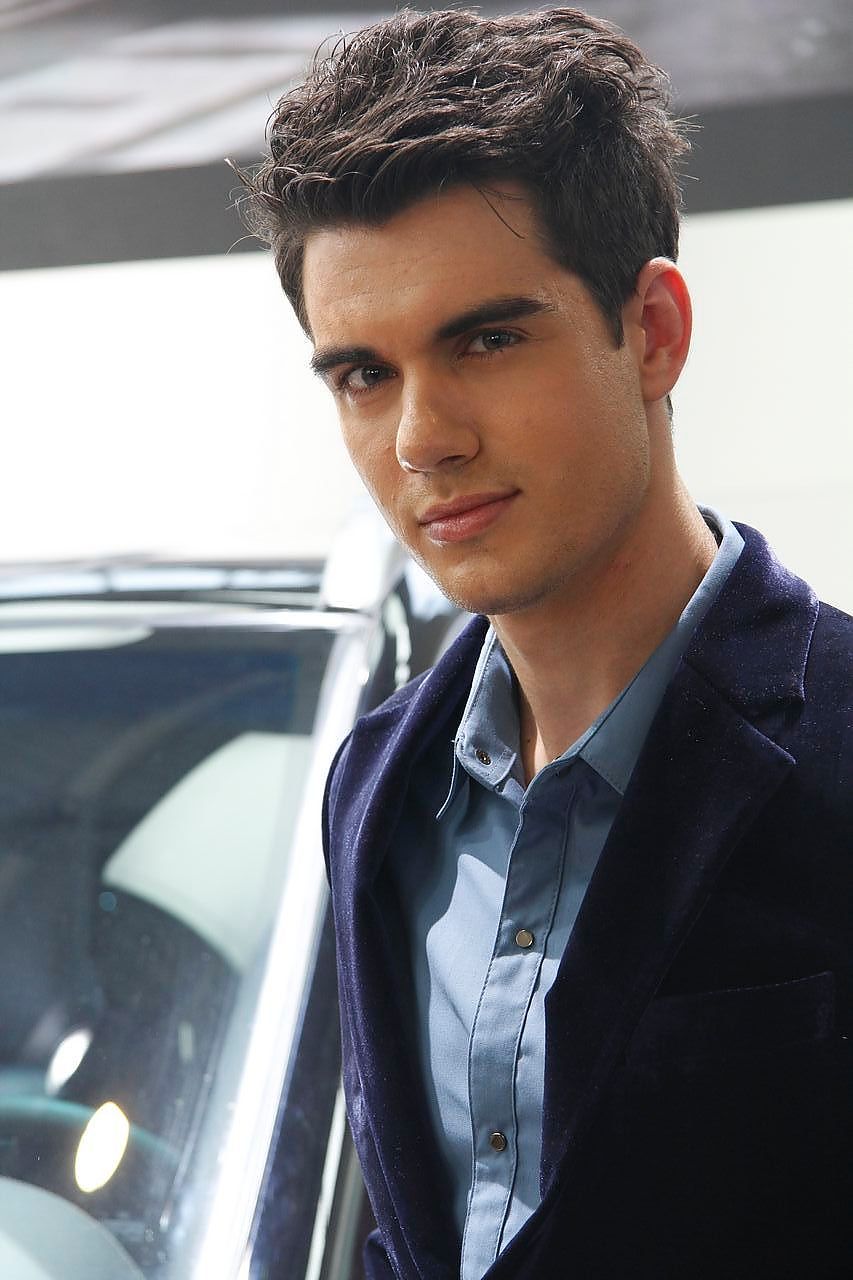 深邃眼眸男模帅气袭人