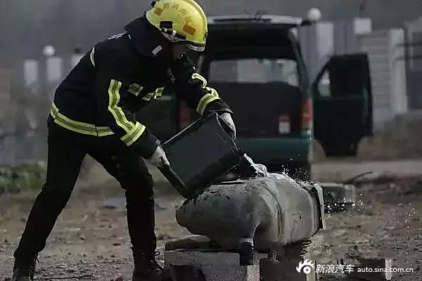 汽车着火油箱到底会不会爆炸?原来我们都被骗