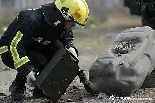 汽车着火油箱到底会不会爆炸?原来我们都被骗