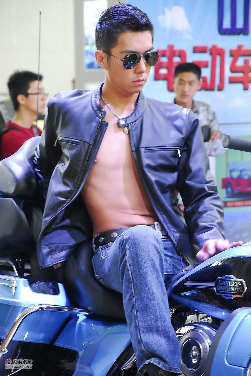 2011青岛国际车展模特_5812913_汽车图库