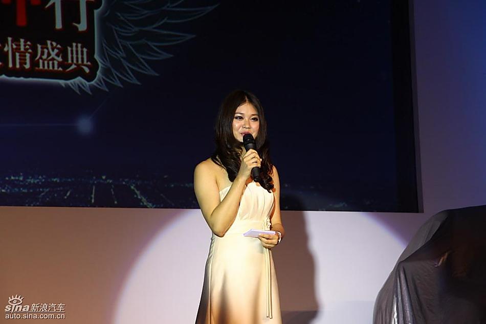 名发布会现场主持人