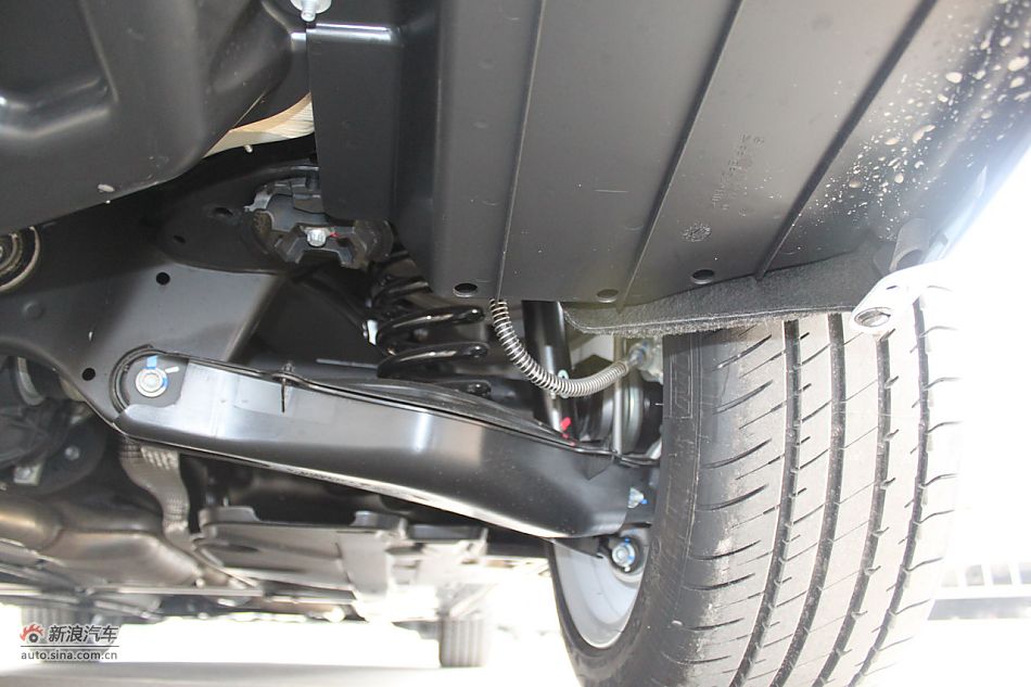 2010款奔驰C260 CGI_奔驰C级引擎底盘图片2