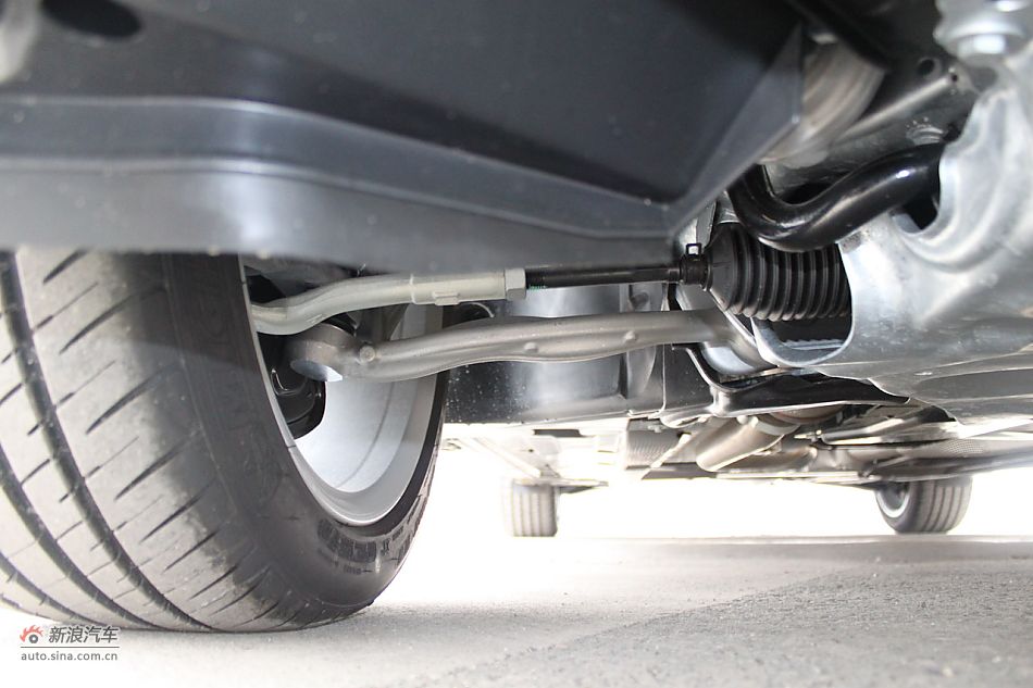 2010款奔驰C260 CGI_奔驰C级引擎底盘图片2