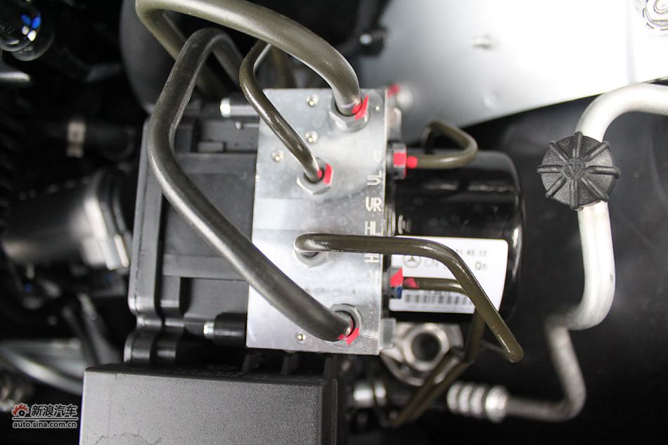 2010款奔驰C260 CGI_奔驰C级引擎底盘图片2