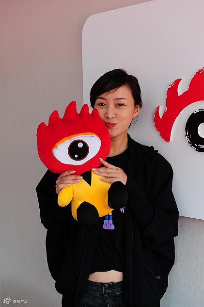 著名影星赵子琪光临新浪汽车展台