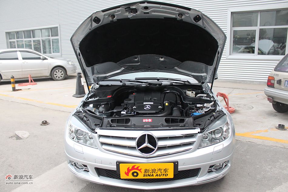 2010款奔驰C260 CGI_奔驰C级引擎底盘图片2