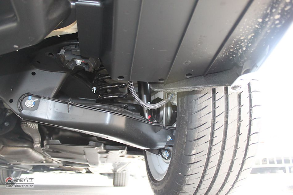 2010款奔驰C260 CGI_奔驰C级引擎底盘图片2