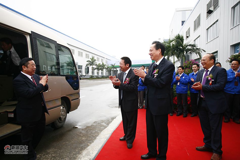 宝骏630下线仪式:上汽集团董事长胡茂元来到宝