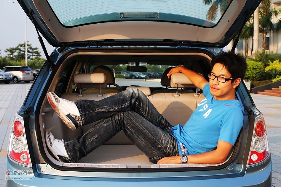 比亚迪e6 CVT纯电动车_比亚迪e6空间图片99