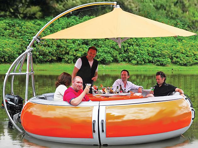 别在岸边观望了 水上豪华烧烤船问世