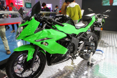 第十三届摩博会新浪摩托高清实拍川崎Ninja250SL