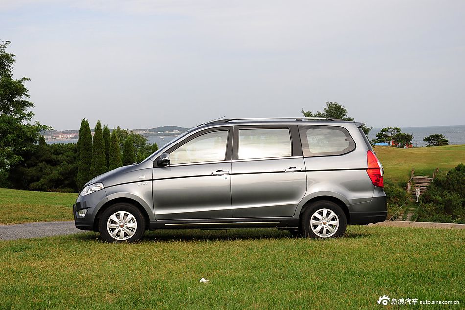 五菱荣光和五菱宏光外观图片对比哪个好_五菱