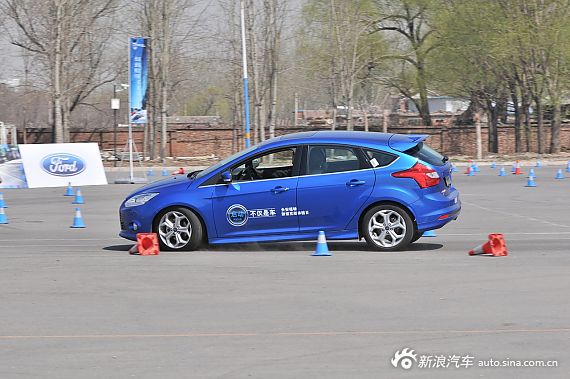 焦点中的焦点 试驾全新福克斯两厢2.0